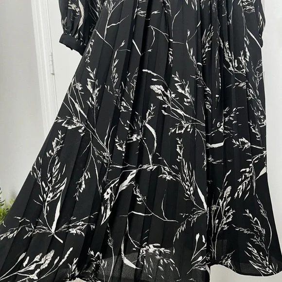 SOLD H&M Women’s Black White Floral Pleated 3/4 Sleeve Tie Waist Midi Dress - Picture 6 of 9